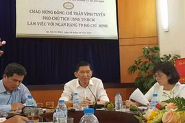 Ông Trần Vĩnh Tuyến (giữa), Phó Chủ tịch UBND TP.HCM làm việc với NHNN chi nhánh TP.HCM - Ảnh: Hà An