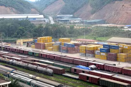 Ga Lào Cai có bãi container nhưng lại thiếu phương tiện chuyên dụng phục vụ làm hàng container