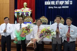 Ông Đinh Văn Thu (thứ hai từ trái sang) nhận hoa chúc mừng của lãnh đạo tỉnh Quảng Nam