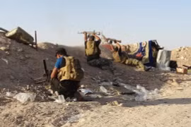 Lực lượng an ninh Iraq giao tranh với các tay súng IS ở ngoại ô Ramadi hồi tháng 6-2015 Ảnh: REUTERS