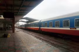 Tàu SQN 4 chở 416 khách dừng chờ tại ga Nha Trang. Ảnh: VOV