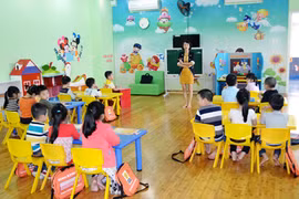 Tạm dừng tuyển viên chức chuyên trách y tế, tài chính trường mầm non, phổ thông