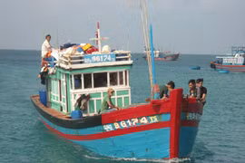 Đài Thông tin duyên hải tiếp tục theo dõi thông tin về ngư dân bị nạn trên tàu cá QNg 92799.