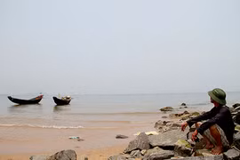 Hơn hai tháng qua, người dân Hà Tĩnh gặp nhiều khó khăn do không thể ra khơi. Ảnh: Đức Hùng
