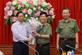Trung tướng Nguyễn Văn Sơn nhận hoa chúc mừng từ Trưởng Ban Tổ chức Trung ương Phạm Minh Chính. (Nguồn: mps.gov.vn)