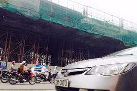  Chiếc ô tô bị thanh sắt rơi trúng
