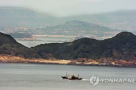 Một tàu cá Trung Quốc di chuyển qua đảo Gal hôm 28/5/2009. Ảnh: Yonhap