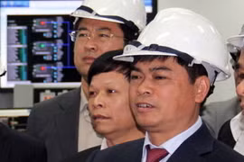 Ông Nguyễn Xuân Sơn (bìa phải) khi vừa được bổ nhiệm 