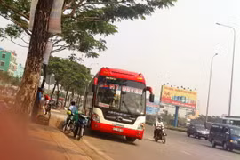 Một chiếc "xe dù" đón khách trên quốc lộ 1 