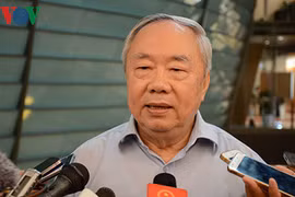 Ông Vũ Mão - nguyên Chủ nhiệm Văn phòng Quốc hội trả lời báo chí sáng 25/10 bên hành lang Kỳ họp thứ 2, Quốc hội khoá XIV (Ảnh: Hiếu Minh)