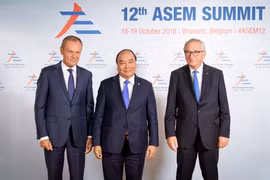 Chủ tịch Hội đồng châu Âu Donald Tusk và Chủ tịch Ủy ban châu Âu Jean-Claude Juncker đón Thủ tướng Nguyễn Xuân Phúc. Ảnh: Hội đồng châu Âu
