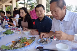 Bộ trưởng Bộ TT-TT cùng đoàn nhà báo thưởng thức món cá tại Quảng Bình