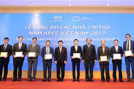 Phó Thủ tướng Phạm Bình Minh trao kỷ niệm chương ghi danh 8 nhà tài trợ đặc biệt cho APEC Việt Nam 2017