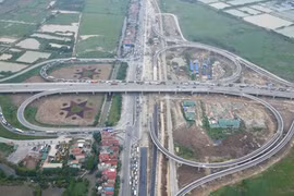 Nút giao hình hoa thị nối cầu Thanh Trì với quốc lộ 5 (Hà Nội).
