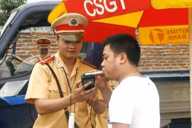 CSGT kiểm tra nồng độ cồn đối với người điều khiển phương tiện giao thông