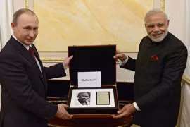 Thủ tướng Narendra Modi và Tổng thống Putin ngày 23.12 trong buổi trao quà tại điện Kremlin