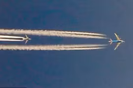 Boeing 747 đang vượt Boeing 737, cảnh quay được từ chiếc Boeing 777 ở bên dưới
