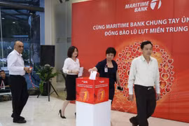  Cán bộ, nhân viên Maritime Bank cùng đóng góp gây nguồn ủng hộ đồng bào tỉnh miền Trung đang bị thiệt hại do lũ lụt. Ảnh do ngân hàng cung cấp