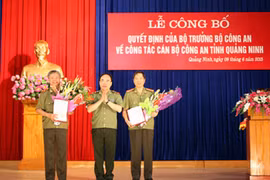 Trung tướng Bùi Quang Bền trao quyết định của Bộ Công an cho 2 đồng chí: Vũ Chí Thực và Đỗ Văn Lực