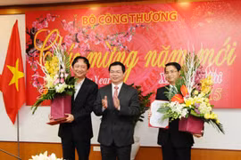 Trao quyết định bổ nhiệm ông Trịnh Xuân Thanh (ngoài cùng bên trái) làm Vụ trưởng, Ban đổi mới doanh nghiệp Bộ. Ảnh báo Công thương.