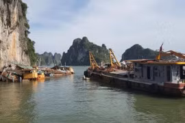 Hình ảnh trục vớt, di dời “đống sắt vụn” trên Vịnh Hạ Long