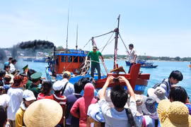 Một tàu cá của ngư dân Quảng Ngãi cập cảng Sa Kỳ trong tình trạng hỏng nặng vì bị tấn công ở Hoàng Sa. Ảnh: Minh Hoàng - Zing