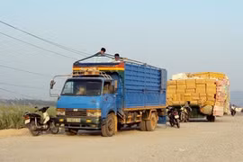 Cán bộ Hải quan An Giang kiểm tra hàng hóa thông quan tại cửa khẩu Tịnh Biên. Ảnh: Báo Tuổi trẻ