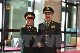 Đại tướng Ngô Xuân Lịch và Thượng tướng Thường Vạn Toàn. Ảnh: TTXVN
