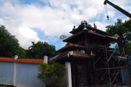 Công nhân tháo dỡ ngôi biệt phủ của ông Ngô Văn Quang trên núi Hải Vân - Ảnh: V.Hùng