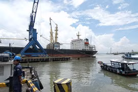 Đình chỉ cán bộ cảng vụ bị doanh nghiệp tố “ăn chặn”