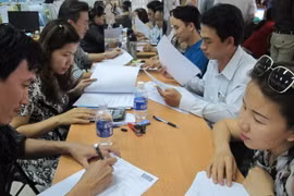 gười dân và doanh nghiệp làm thủ tục ở cơ quan thuế 