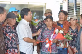 Đại sứ Hoàng Anh Tuấn (áo trắng) trong lần đưa tiễn các ngư dân được Indonesia trao trả hồi cuối năm 2015 tại sân bay Soekarno-Hatta - Ảnh: ĐSQ VN tại Indonesia