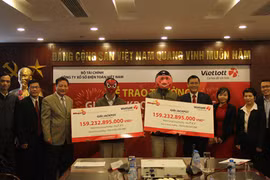 Hai khách hàng lĩnh giải đặc biệt Jackpot của Vietlott.