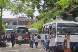 Xe đưa rước học sinh tại Trường THCS Thị Trấn, huyện Củ Chi (TP HCM)