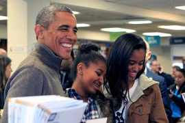 Obama và hai con gái.