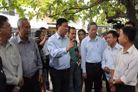 Bí thư Thăng thị sát tình trạng ô nhiễm tại rạch Hóc Môn. Ảnh: Hoàng Giang