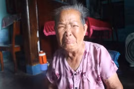 Mẹ người thợ lặn xấu số Lê Văn Ngày. Ảnh: N.BĂNG