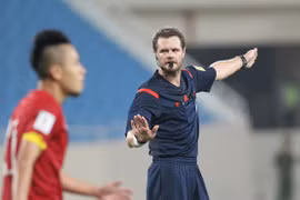 Trọng tài người Úc Christopher Beath 
