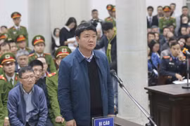 Ông Đinh La Thăng trả lời trước tòa. Ảnh: TTXVN