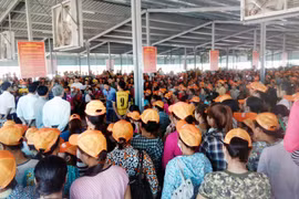Lãnh đạo Công ty giày da Hong Fu và đại diện các cơ quan chức năng đối thoại với công nhân - Ảnh: Ngọc Minh