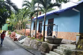 Một công trình bên trong khu biệt thự trái phép của ông Ngô Văn Quang được tháo dỡ phần ngói rồi bao lại bằng bạt