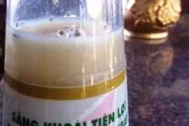 Chai sữa đậu nành Number One “lợn cợn màu đen” (ảnh gia đình chị Mai cung cấp)