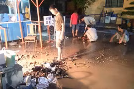 Từ đêm qua, các công nhân đã nỗ lực lắp đặt đường ống nước từ nhà máy dự trữ nước về Bệnh viện Phụ sản Hà Nội