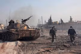 Quân đội Syria và lực lượng vũ trang địa phương NDF chiến đấu trong thành phố Aleppo