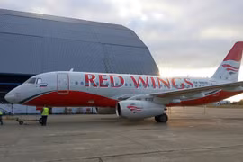 Máy bay chở khách tầm trung Sukhoi Superjet 100 của Nga - Ảnh: slwdanounas
