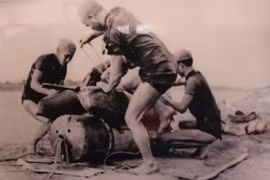 Chiến sĩ Lữ đoàn 126 thực hành tháo lắp thủy lôi vào năm 1968 - Ảnh tư liệu của Quân chủng Hải quân