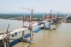 Cầu Bạch Đằng những ngày trước khi hợp long. Ảnh: Báo Quảng Ninh