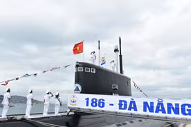 Sáng 28/2, hai tàu ngầm HQ 186 mang tên Đà Nẵng và HQ 187 mang tên Bà Rịa-Vũng Tàu đã chính thức thượng cờ (ảnh Quang Hiếu)