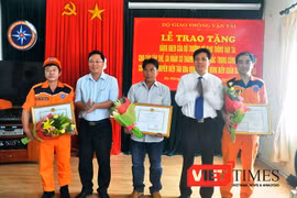 Ngày 21/5, lãnh đạo Bộ GTVT và tỉnh Quảng Nam tặng bằng khen đến các đơn vị và cá nhân trong việc tham gia cứu hộ, cứu nạn ngư dân bị nạn