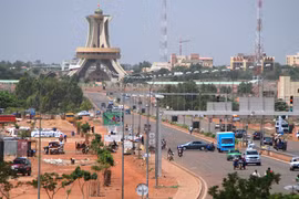 Video đấu súng, bắt giữ con tin tại khách sạn ở thủ đô Burkina Faso 